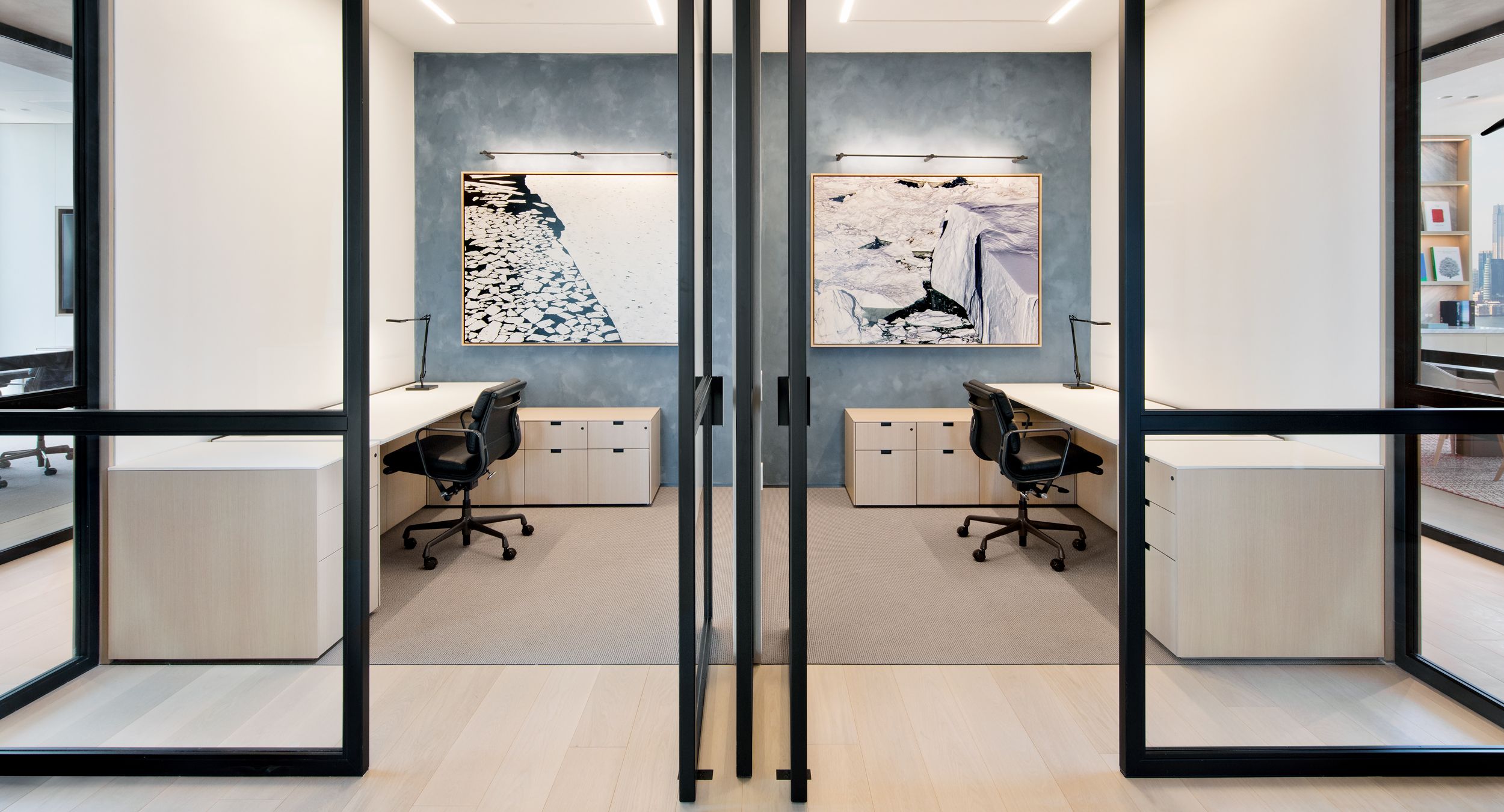 LEX private offices with adjustable-height FENIX NTM Bianco Kos surfaces.